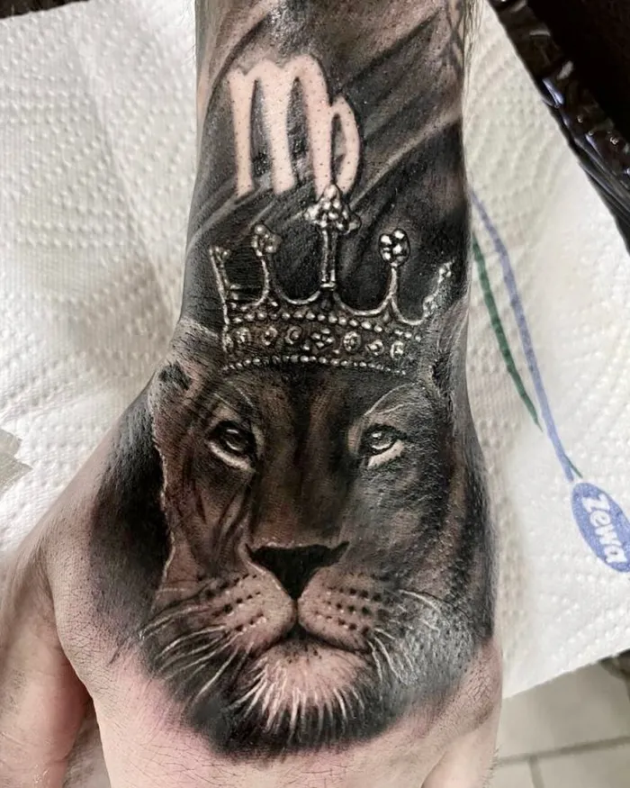 Lev s korunou — tetování Milosch tattoo